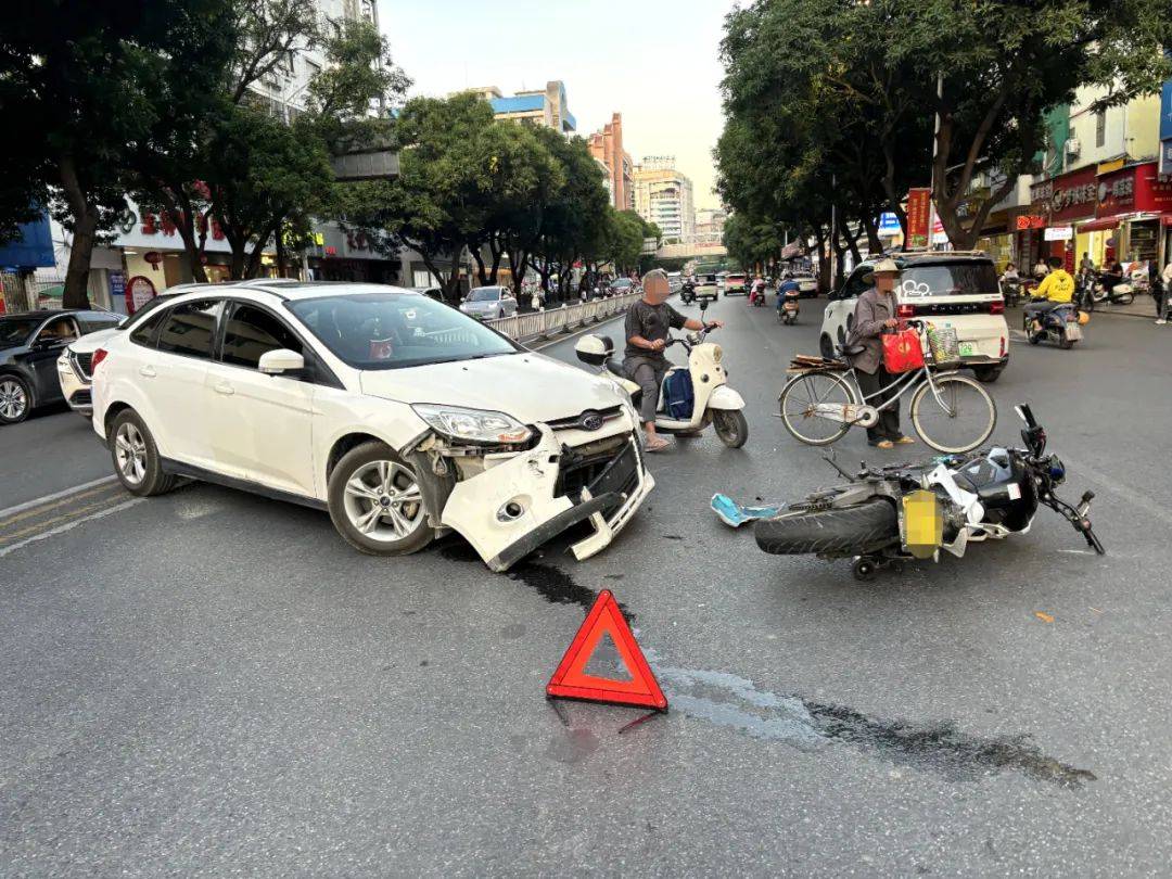 直行摩托和掉头小车撞了!事发六路口