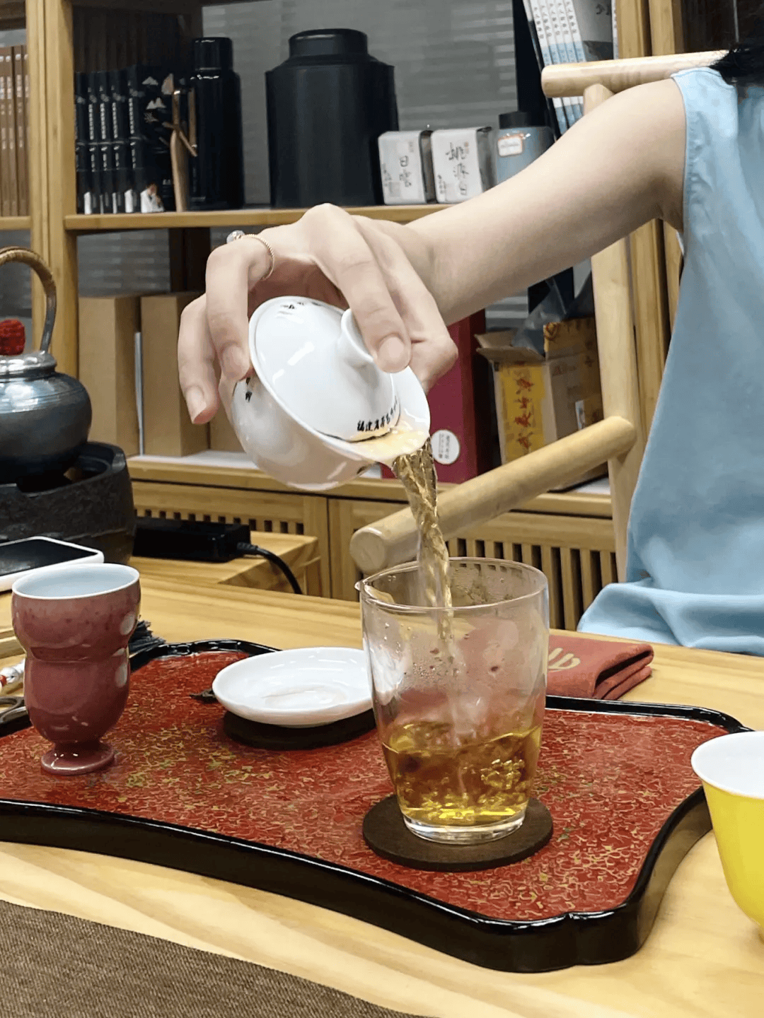 协会会长张雪儿,在品茶论道席间听雪儿老师用简单的一句话概括了泡茶