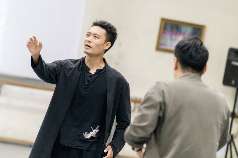 他在海外飞舞收获百万粉丝,重返中国舞台,主演舞剧"全员会飞"_马蛟龙