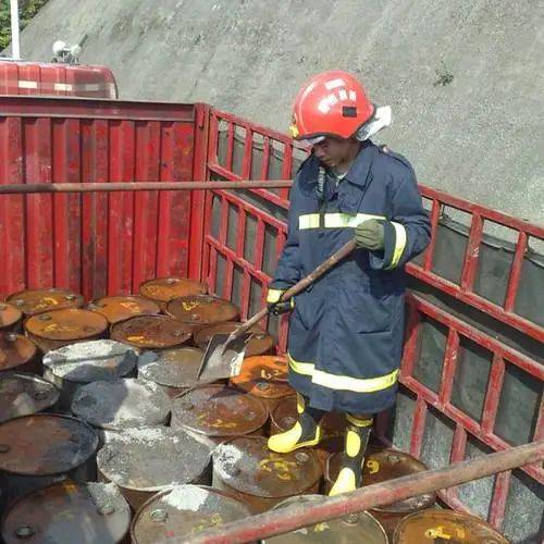 警钟黄磷桶落地自燃45桶黄磷爆炸似核弹