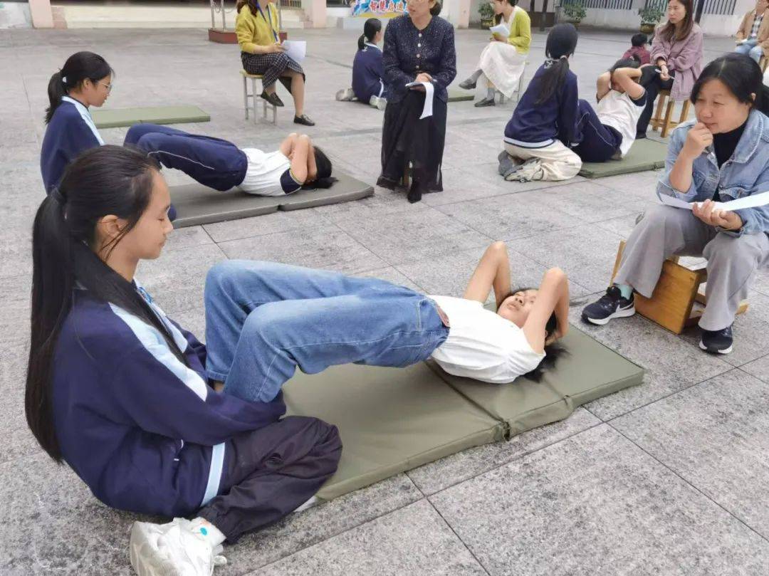 小学生仰卧举腿图片