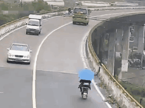 今起骑“电驴”上路,这些要求强制执行 今起骑“电驴”上路,这些要求强制执行