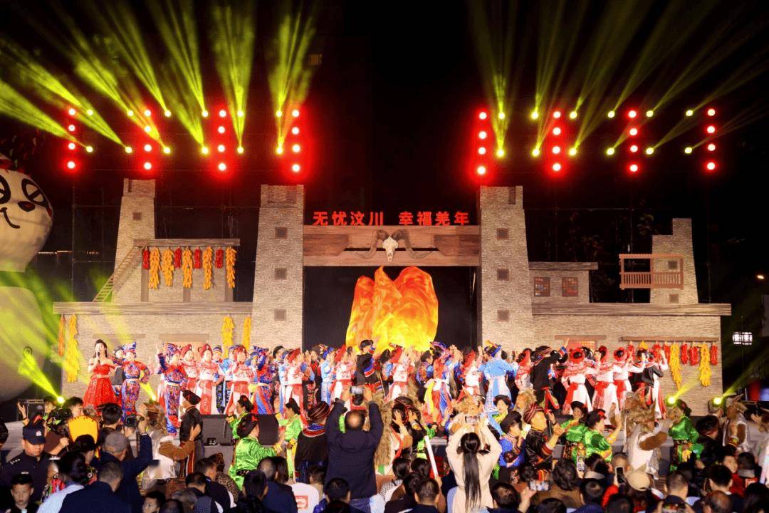 羌年,是集祭祀,歌唱,舞蹈,技巧表演,知识传授,服饰,羌餐为一体的综合