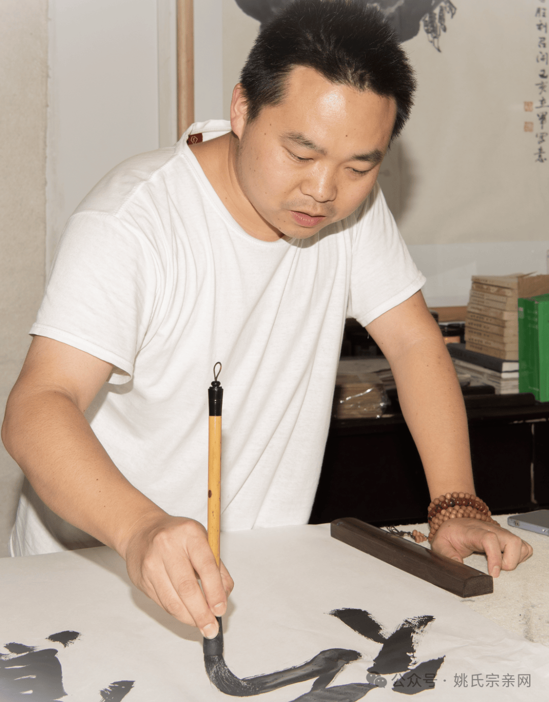 姚氏书画家捐献作品,爱心义卖助力姚网助学基金,传递家族公益力量