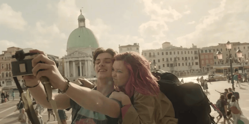 少年乔纳森和女朋友萨沙来到意大利旅游.