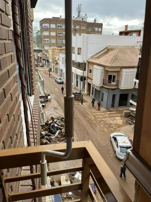 中国男子自驾探亲遇西班牙洪灾：当地华侨华人积极捐款捐物