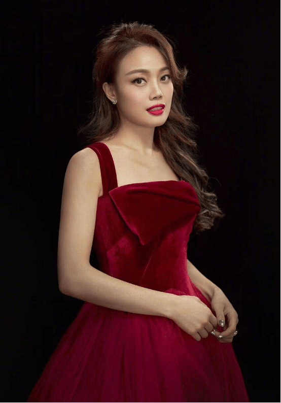 现场观众不满高喊退票!香港天后容祖儿遭遇突发状况,演唱会失声道歉