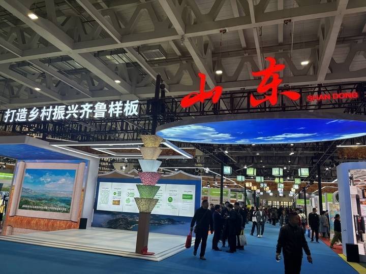 "山东火龙商贸集团有限公司销售部经理李雪峰说,公司是大豆深加工企业