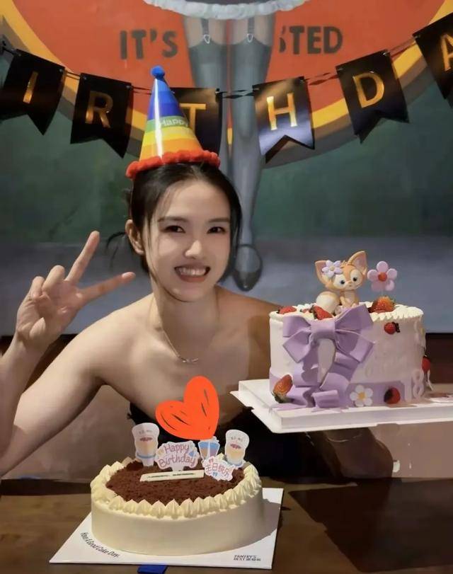 张常宁晒29岁生日照,穿抹胸套装性感妩媚,与老公挽手甜笑好幸福