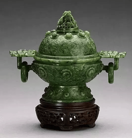 碧玉的质地细腻如墨绿色凝脂