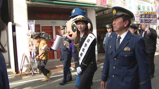 日本网友:这署长太可爱我想被捕_警察局长_制服_敬礼