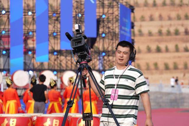 中国记者节 | 我是正经记者 还是"抓马"的他_新闻网_黄河_频道