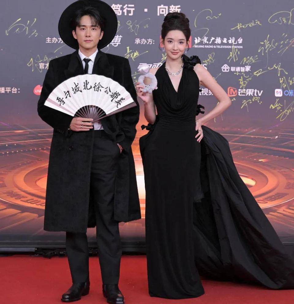 北京这一夜,王楚然红裙火辣,刘亦菲曲线丰腴,关晓彤美腿"若隐若现"
