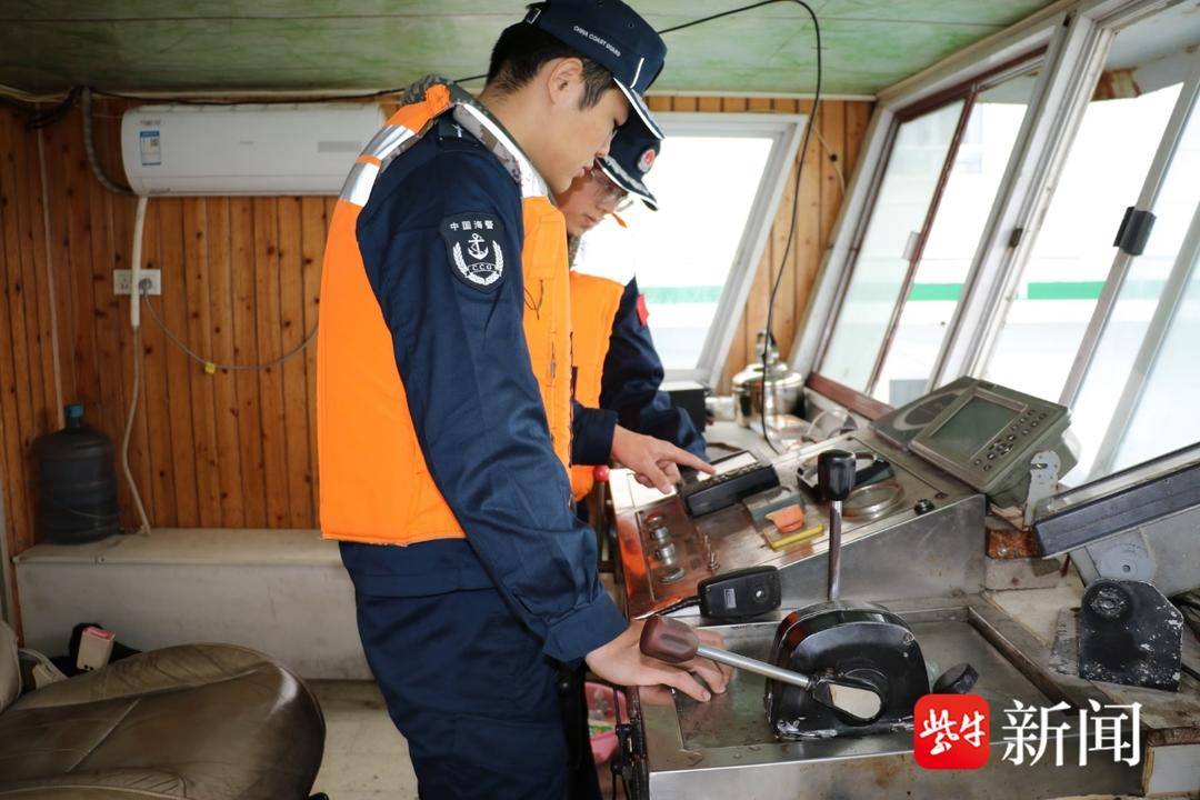 盐城海警查获一艘涉嫌走私船舶