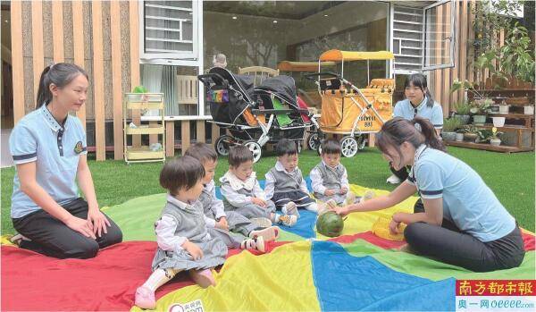 广州天河悦美乐托育园,老师在给托育宝宝上户外课.