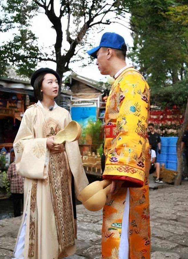 曾经的好姐妹如今形同陌路.次年,马思纯的生日庆祝中