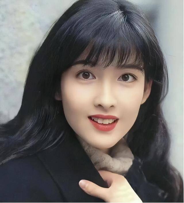其中她在剧集《大时代》中饰演的阮梅,更是一代人心中的完美女神.