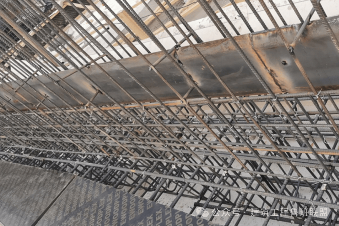 底板止水钢板必须盆式朝上!