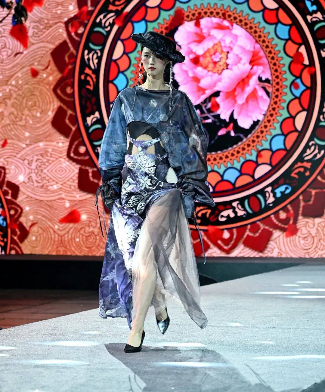 当传统技艺与现代设计相融合 重庆这朵非遗之花开得格外美