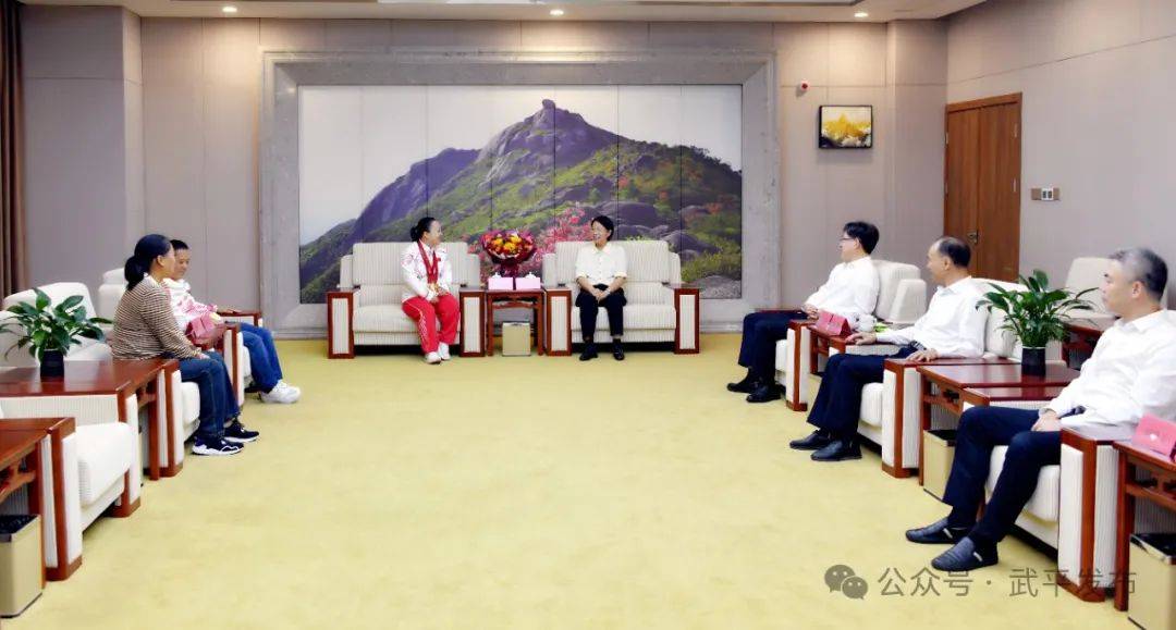 11月12日上午,武平县委书记张丽华,县委副书记,县长于海在县继续教育