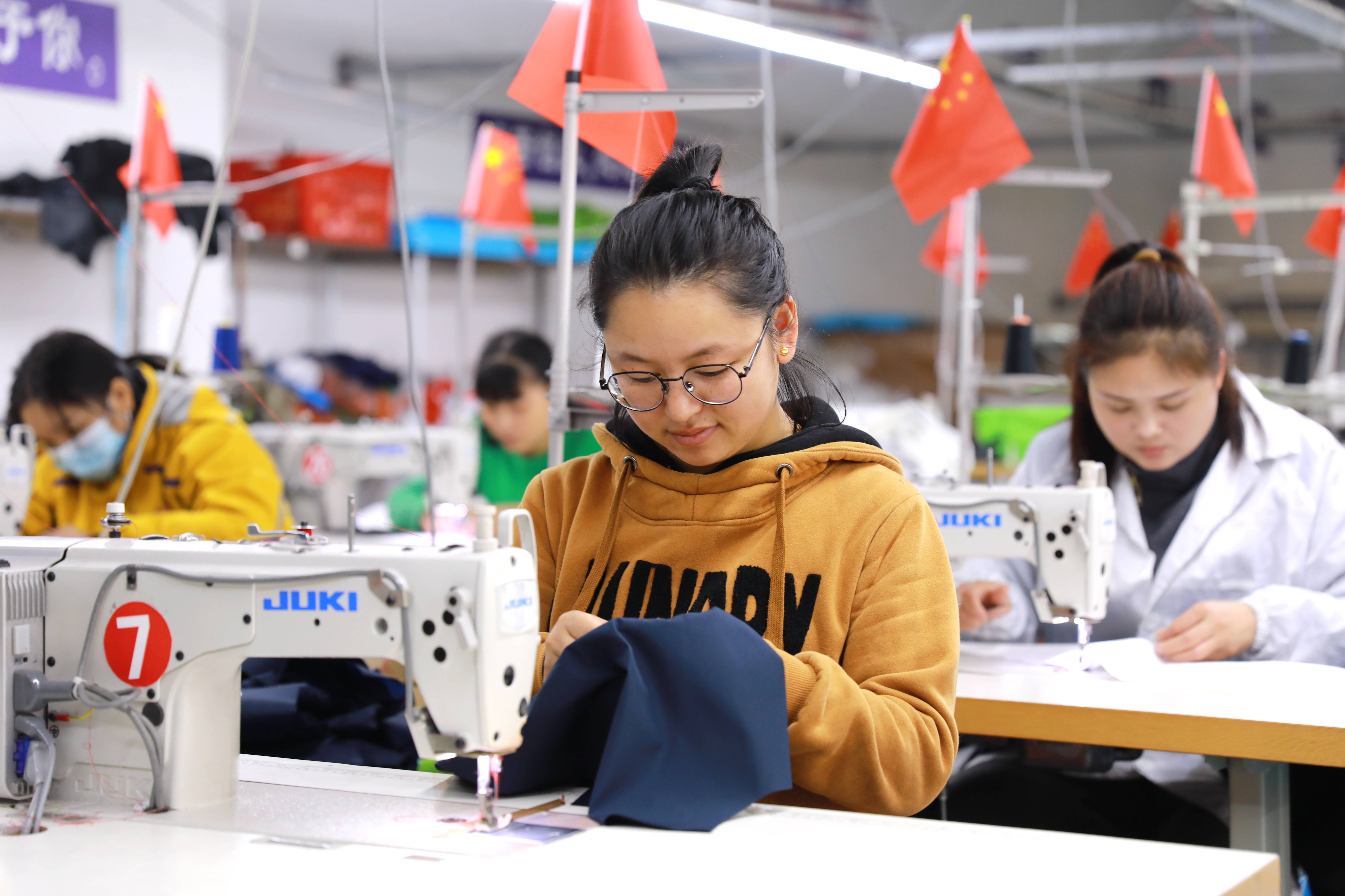 贵州天柱:搬迁群众家门口就业