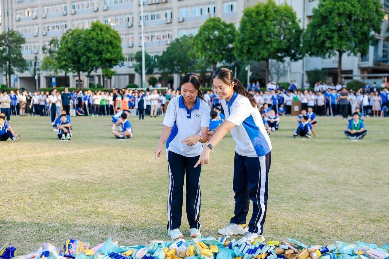 活力校园|深圳市观澜第二中学教育集团开展"班级抢零食大战"师生解压