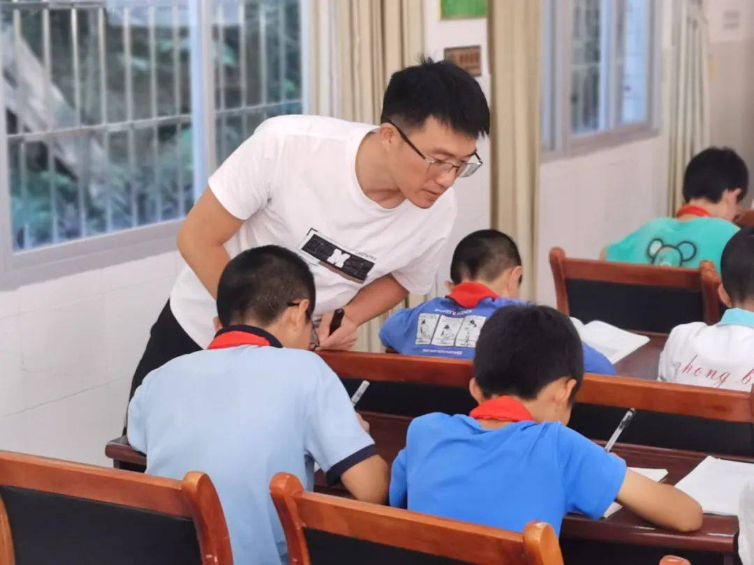 武平县中堡中心学校开展小学数学青年教师课堂教学评优活动