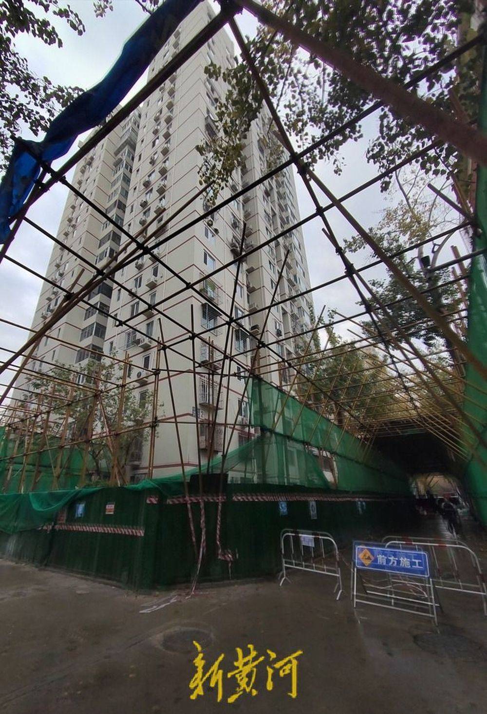 北京一改造小区窗外护栏被拆除，3岁女童从22楼坠亡，家属质疑施工方未做防护措施 | 刚调查