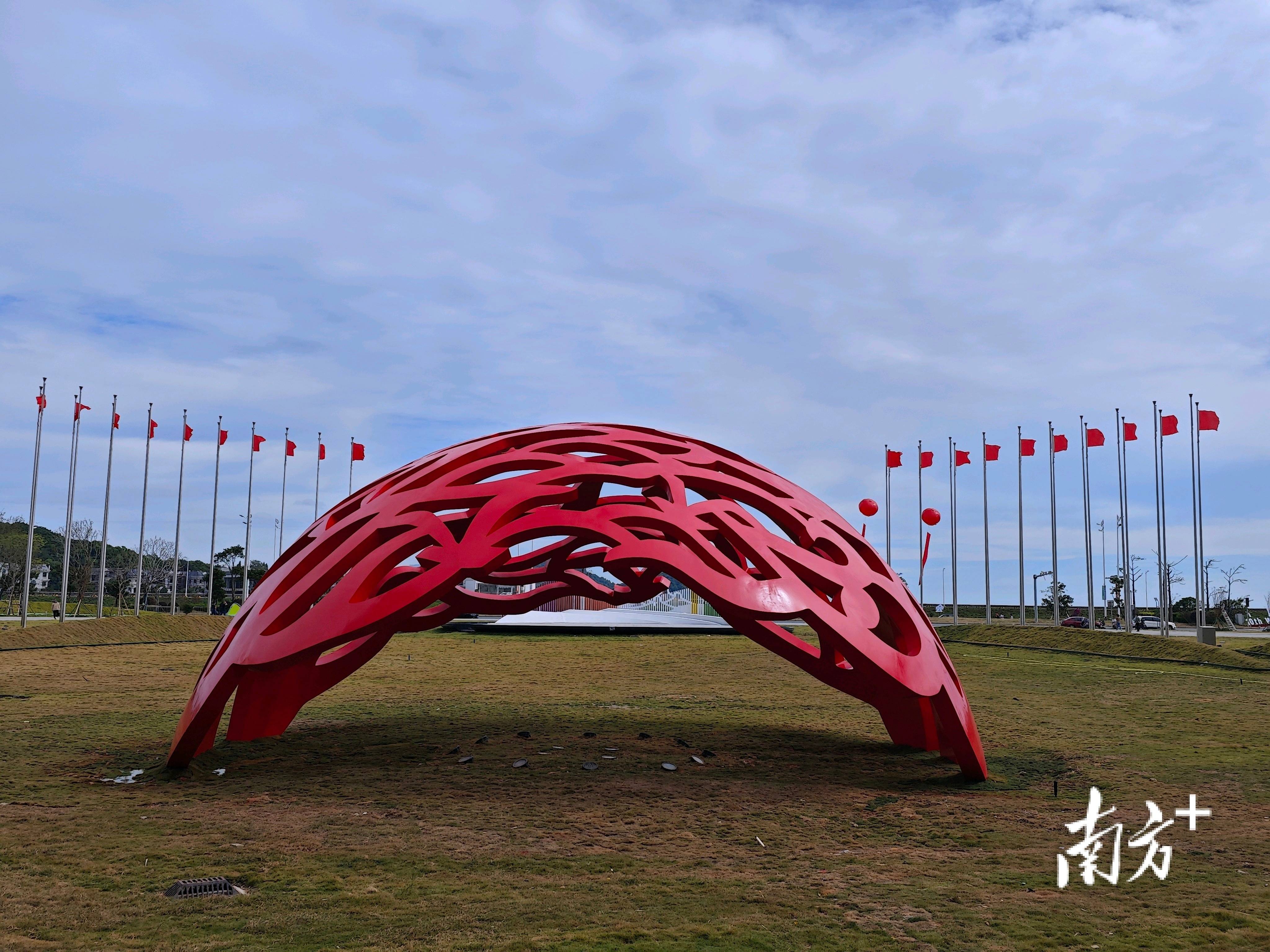主会场广场上,汕头喜迎"两大盛会"的氛围装置以山海
