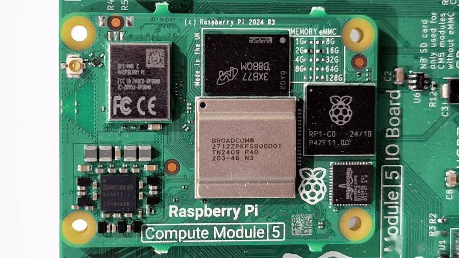 树莓派 Raspberry Pi CM5 计算模块提前曝光，延续上代外形设计