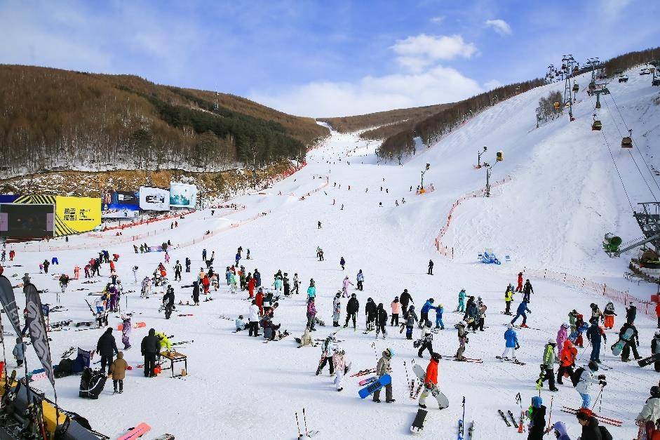 探访张家口崇礼滑雪场：万龙滑雪场拓夜滑规模，面积相当于84个足球场_罗力_爱好者_餐饮