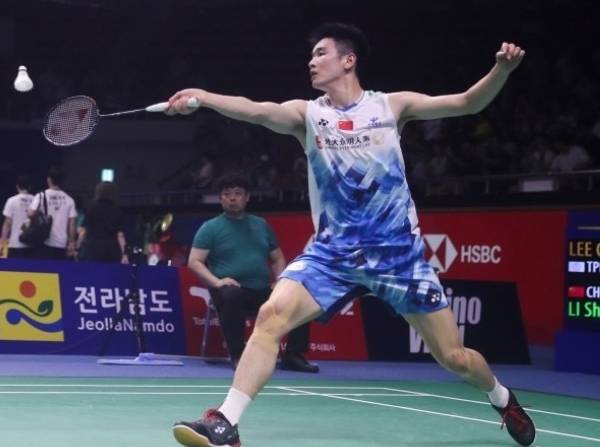冠军:2-0横扫奥运冠军安赛龙 李世峰获得日本羽毛球大师赛男单决赛权