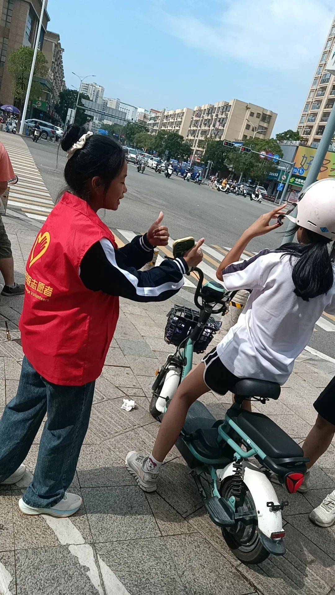 团区委开展"文明交通 安全出行"青年志愿者服务活动