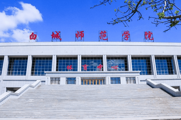 吉林一高校拟推“女生应主动微笑点头”礼仪规范,校方回应:只是倡导,并非强制执行 吉林一高校拟推“女生应主动微笑点头”礼仪规范,校方回应:只是倡导,并非强制执行