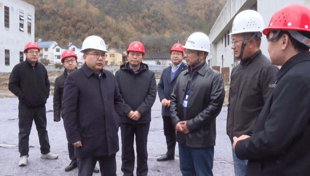 11月18日,林区党委副书记,政府区长周军调研神农架酒业技改扩能项目