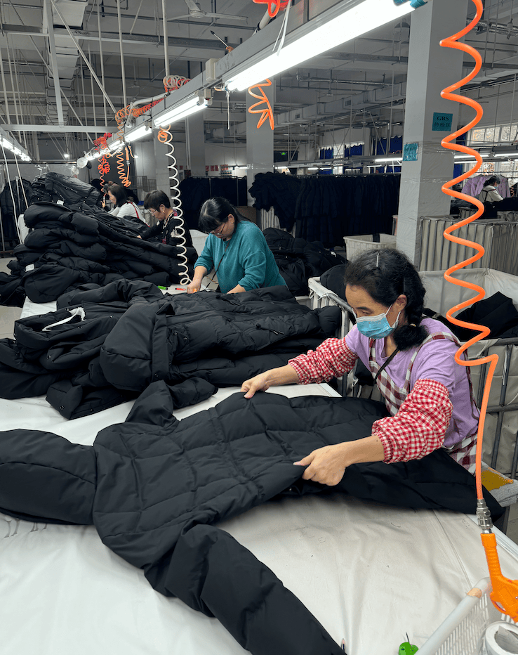 细记羽绒服：冬日里的温暖守护者