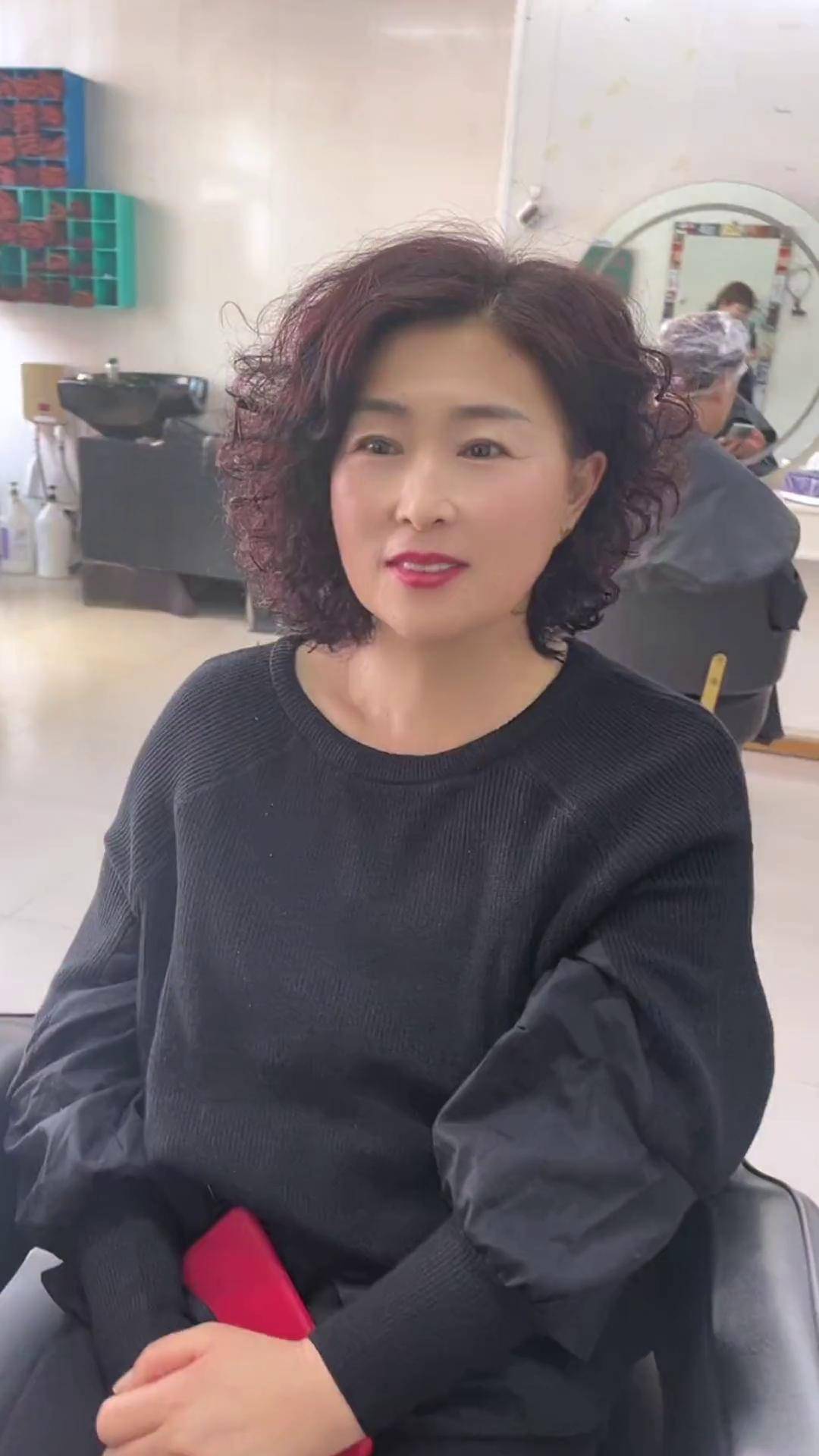 50多岁的女人到底是留直发好看还是卷发合适?