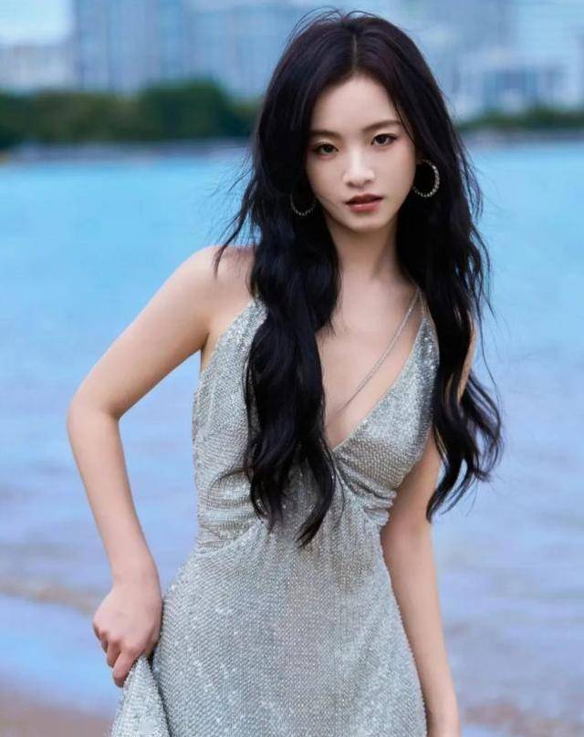 李庚希:16岁退学,19岁一炮而红,24岁获金鸡影后,一