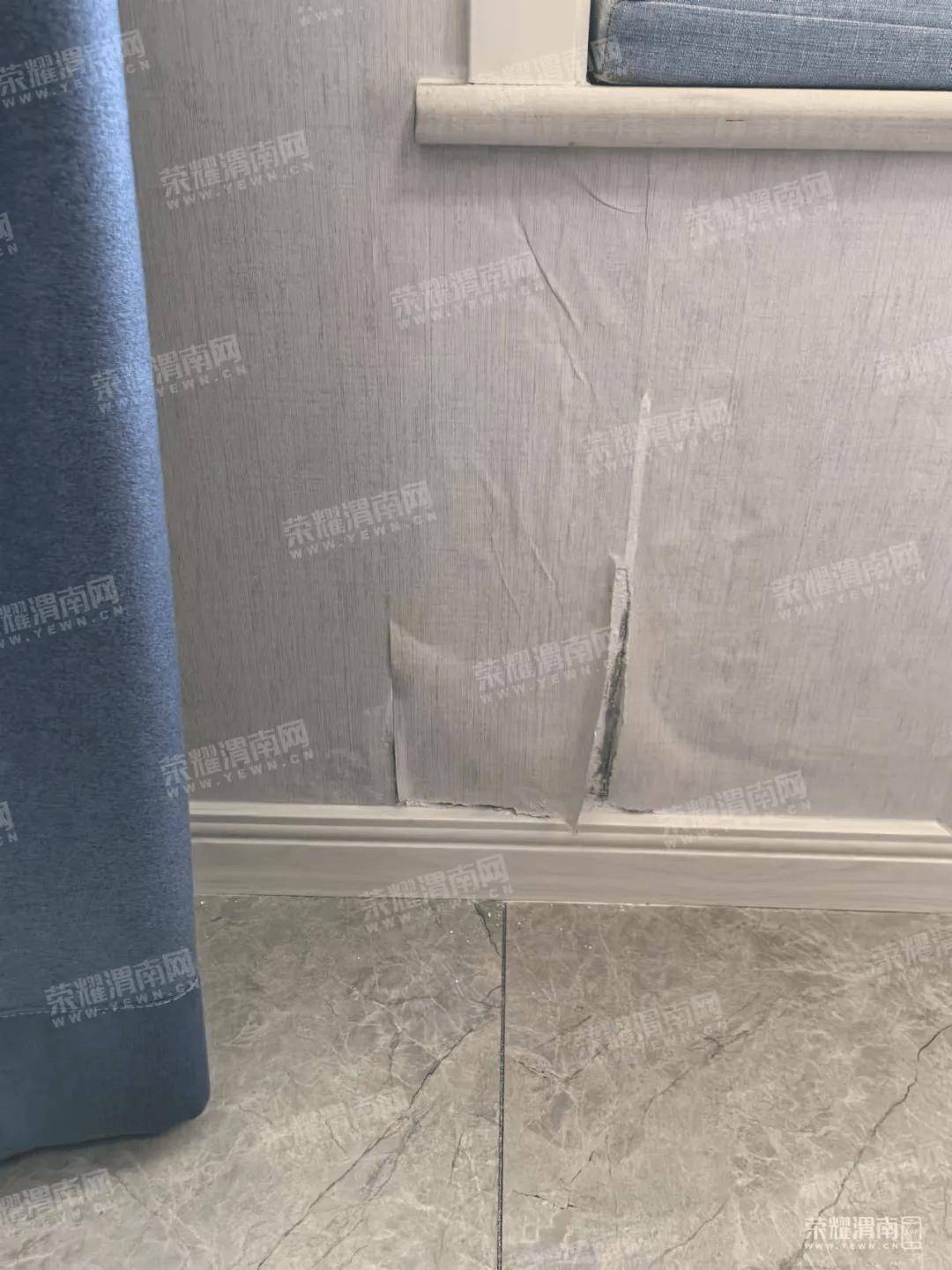 墙皮脱落,壁纸开裂,渭南城区一业主称一下雨卧室外墙就渗水!