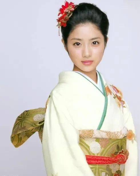 石原里美:难以抗拒的性感魅力
