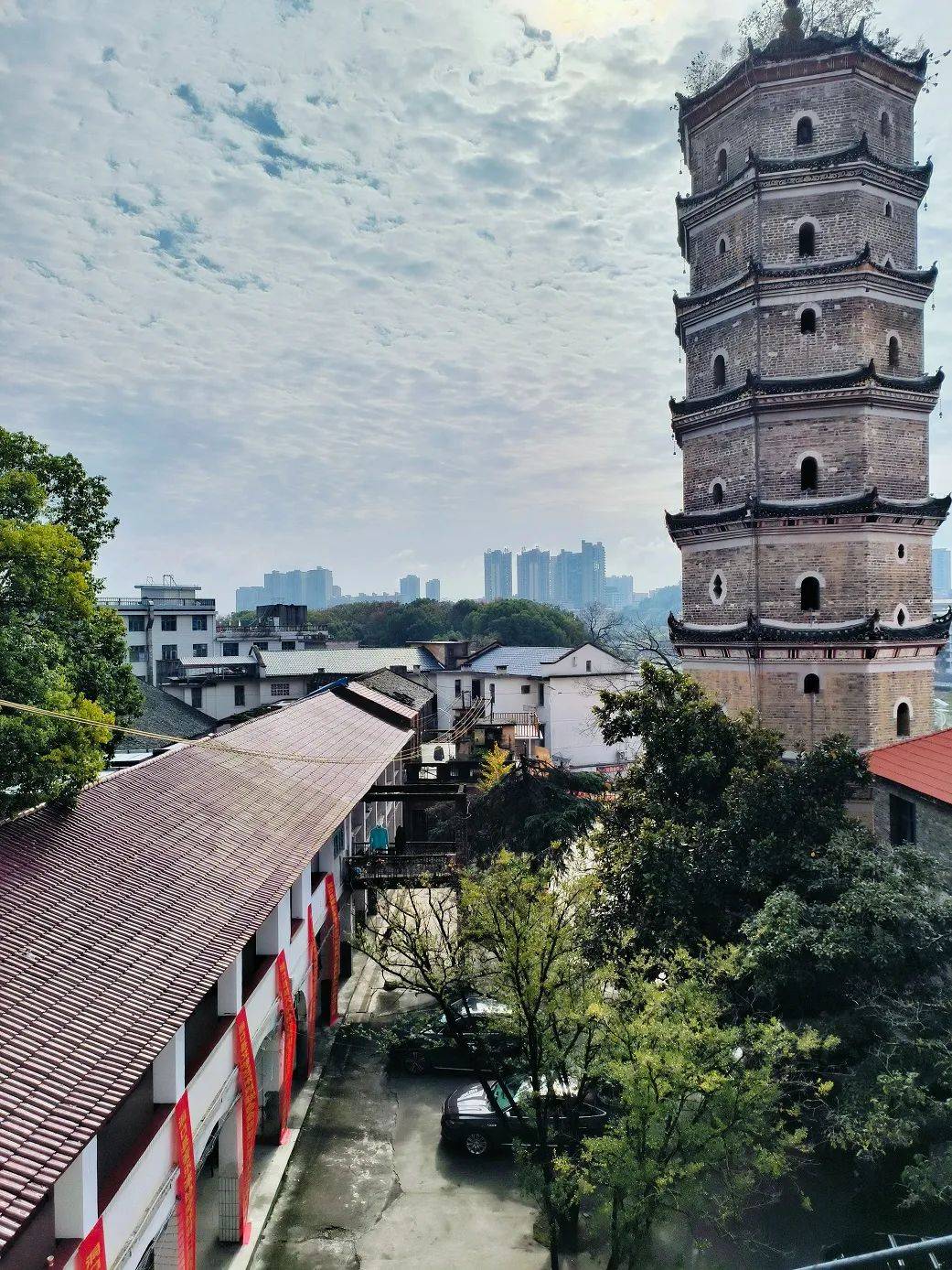 | 洞口县作家协会在洞口地标文昌塔旁挂牌办公