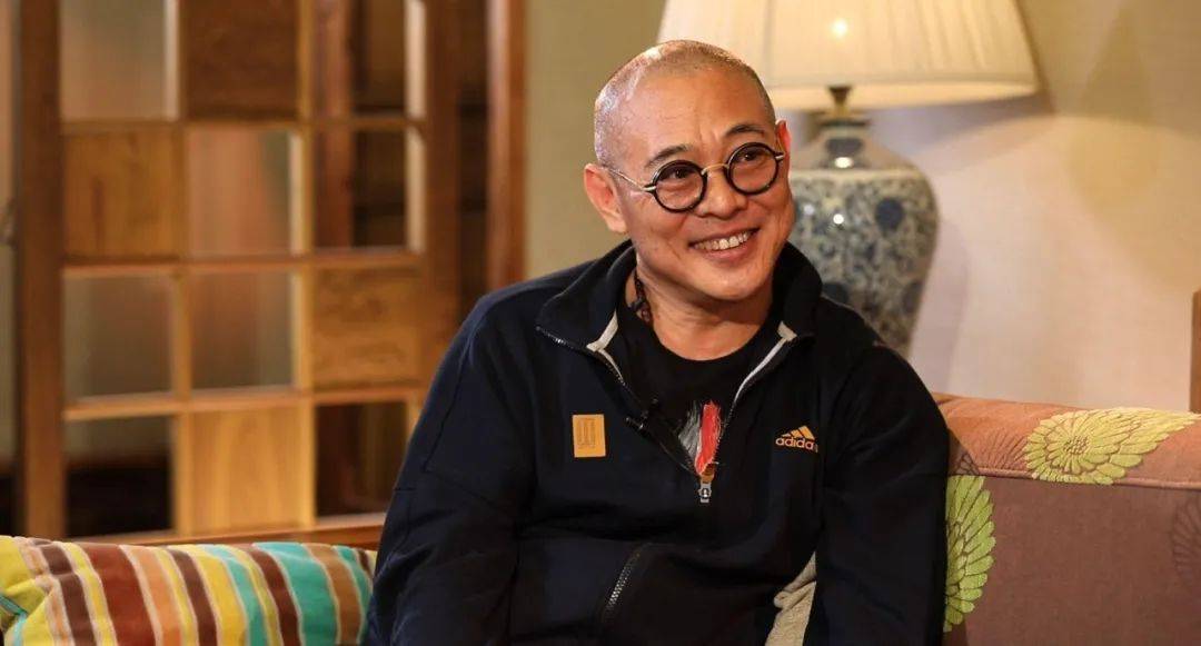 61岁李连杰罕见露面,状态年轻许多!手上佩戴天珠被指价值上亿