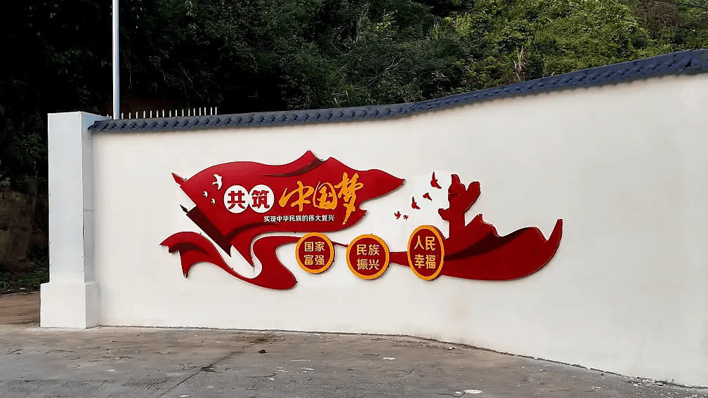 道路左侧,一幅幅色彩鲜艳的墙绘映入眼帘,既有中国梦,社会主义核心