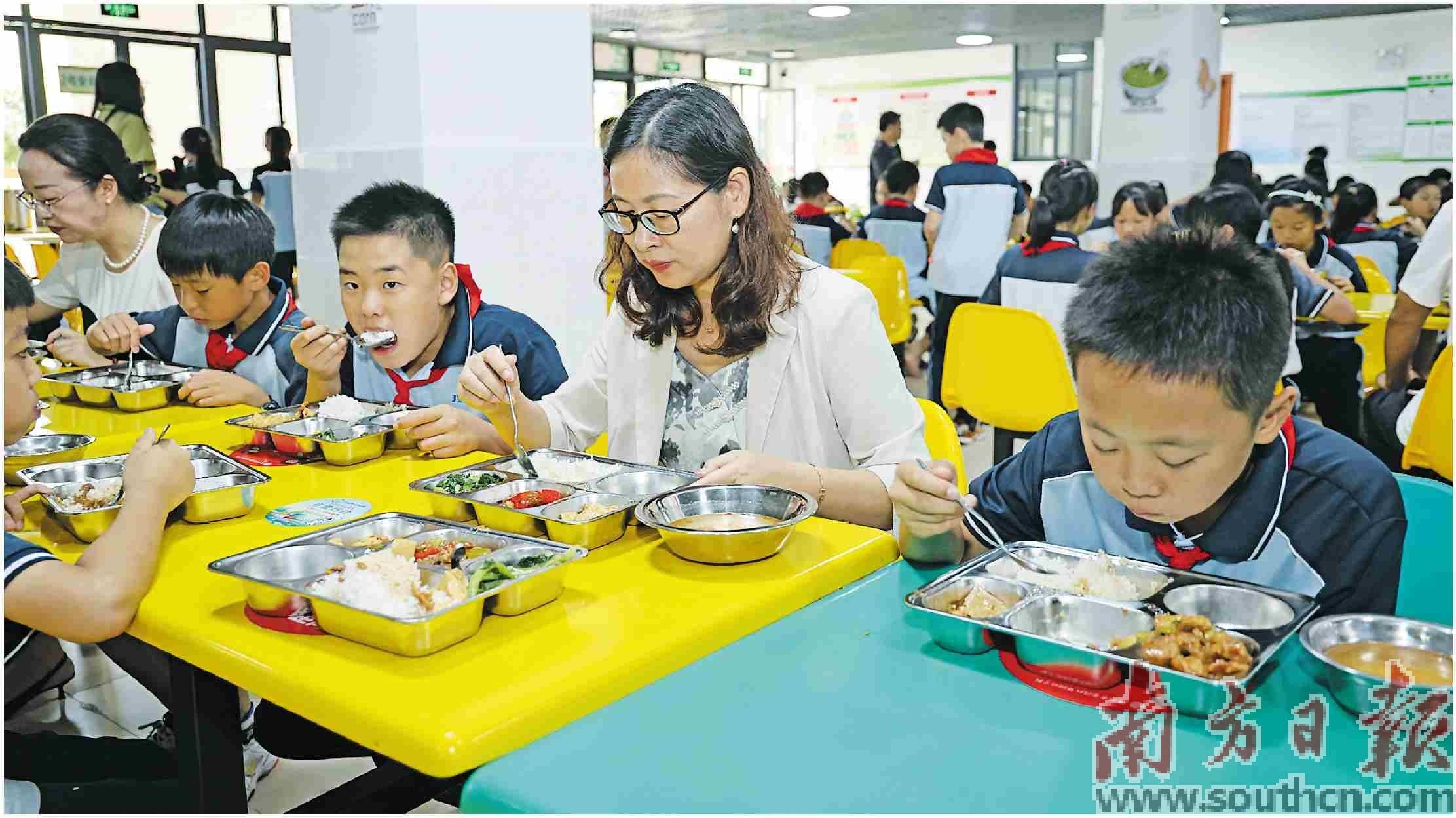 师生“同餐同菜同价”全市中小学全覆盖