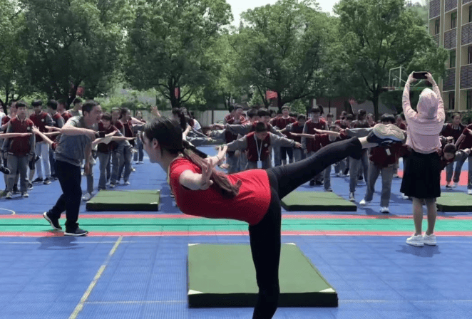 被指“擦边主播”后,杭州公益圈人士讲述前体操冠军吴柳芳另一面 被指“擦边主播”后,杭州公益圈人士讲述前体操冠军吴柳芳另一面