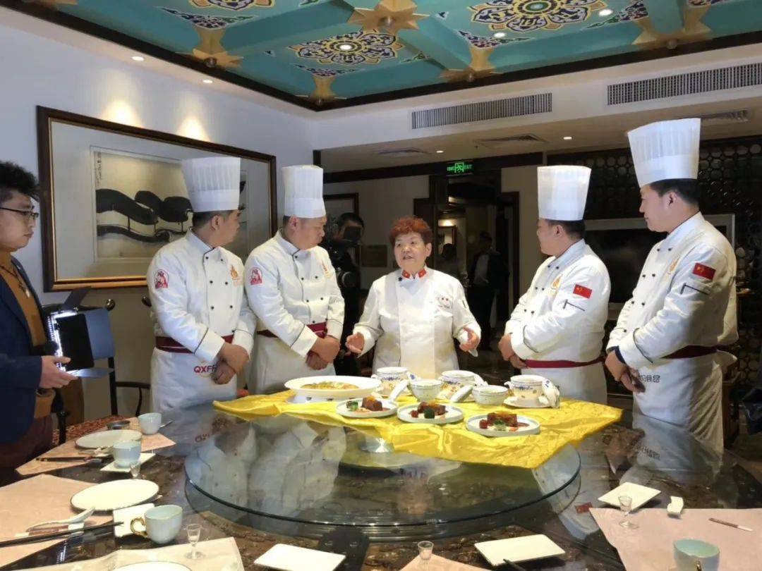 《传承》栏目拍摄王兴兰大师在给兰儒弟子讲解孔府菜她表示将继承发扬