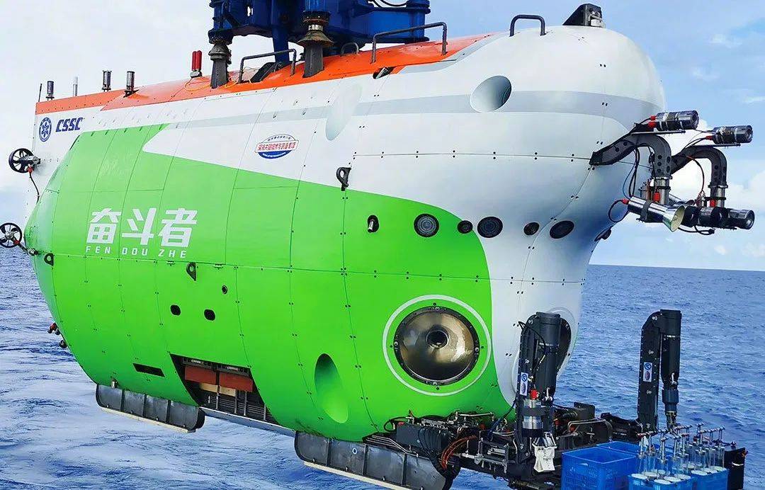 我国自主研制的"奋斗者"号全海深载人潜水器坐底马里亚纳海沟"挑战者