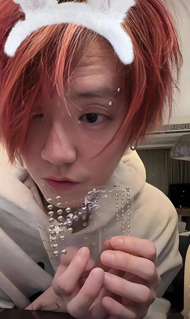 头发凌乱,脸红,"鹿晗"凌晨开启直播,竖中指说脏话太颓废!