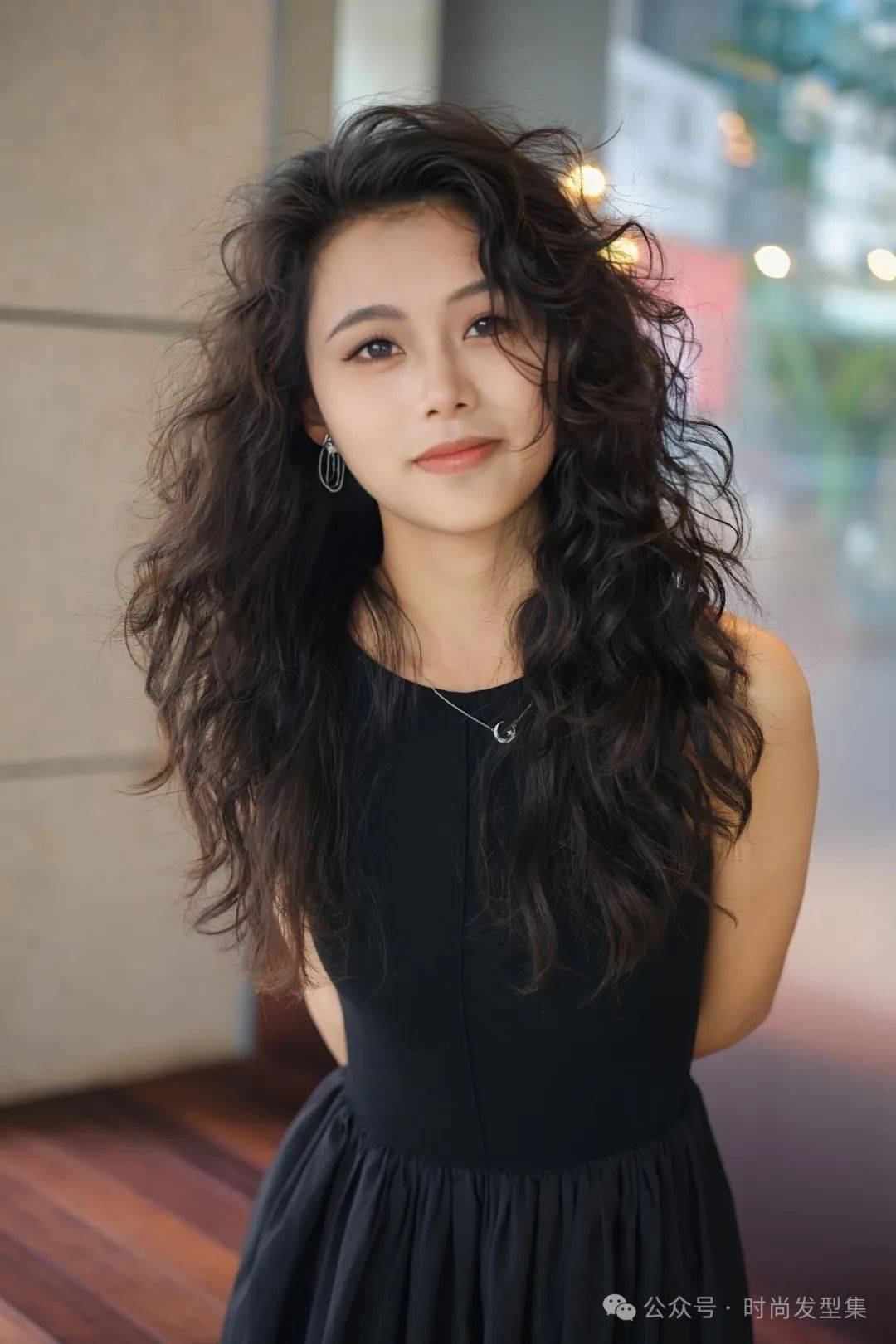 这种烫发风格不仅能够凸显女性的魅力而且搭配侧分刘海更能增添一丝
