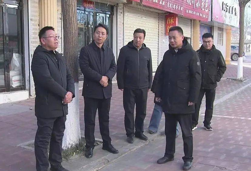 隆德县领导调研文化城及商业步行街功能和品质提升工作